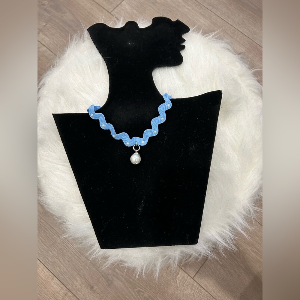 💥PRICE ⬇️ CHOKER • Chevron Style w/Pearl Charm • Blue